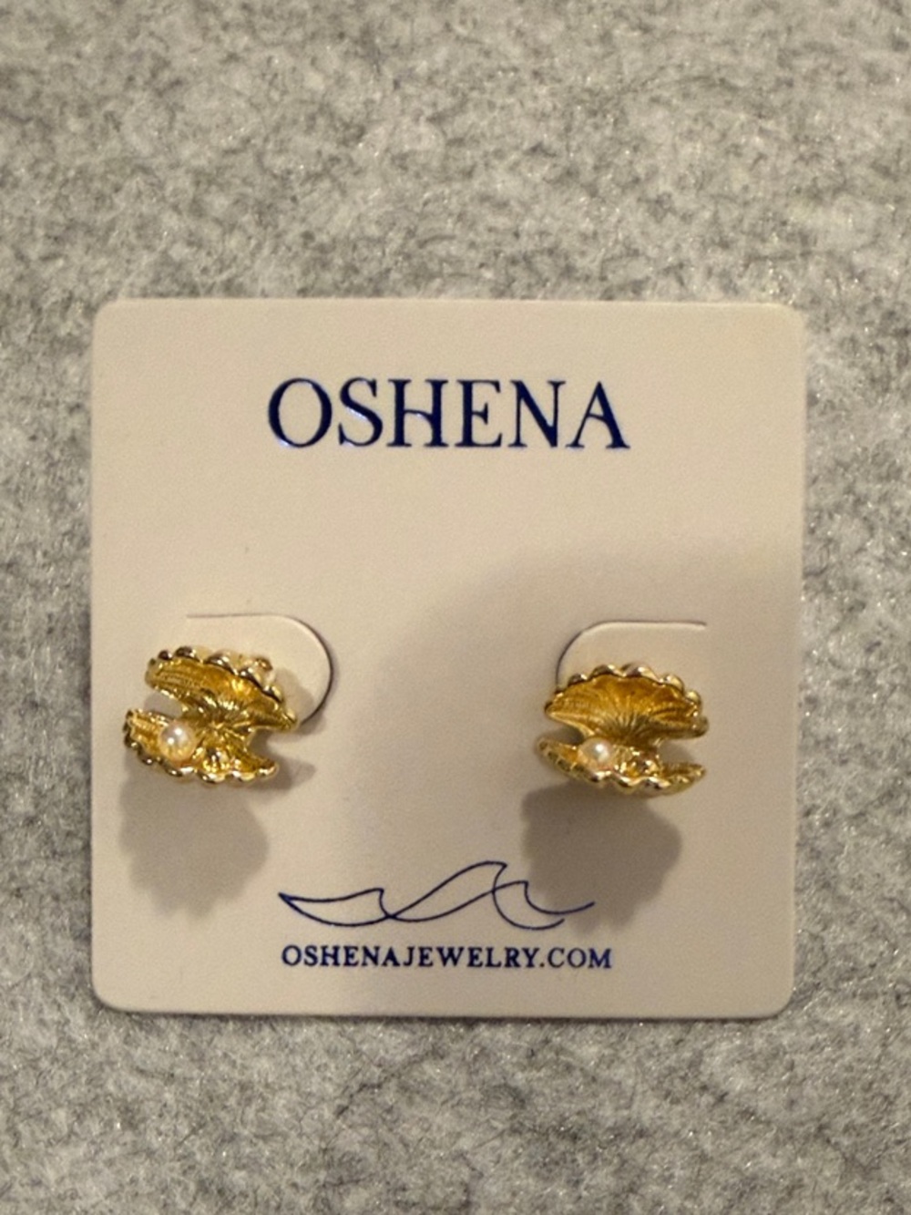 Shell shaped stud earrings - Picture 2 of 2